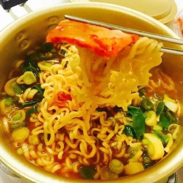 10元的泡面与3.5元的泡面，你吃谁的呢？
3.5元的泡面档口，刺痛了谁的良心！