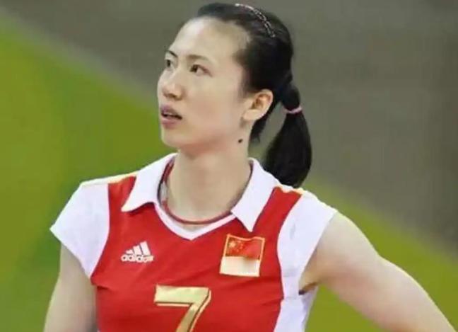 真的太让人感慨！47岁女排奥运冠军周苏红，已是正厅级干部，再婚13年，还拉着现任
