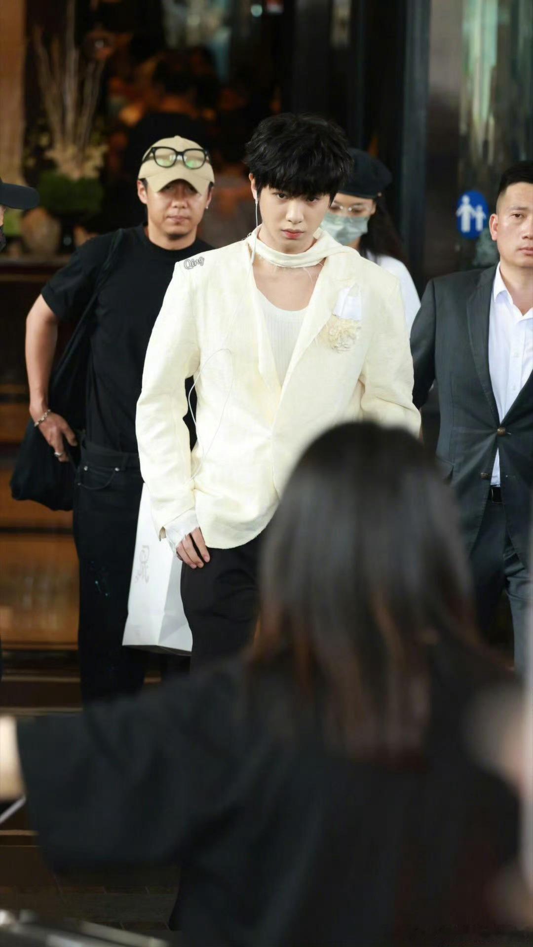 #黄明昊宫廷风小王子#黄明昊密逃出妆路透🈶，看起来好乖[爱你]。#黄明昊好像奶