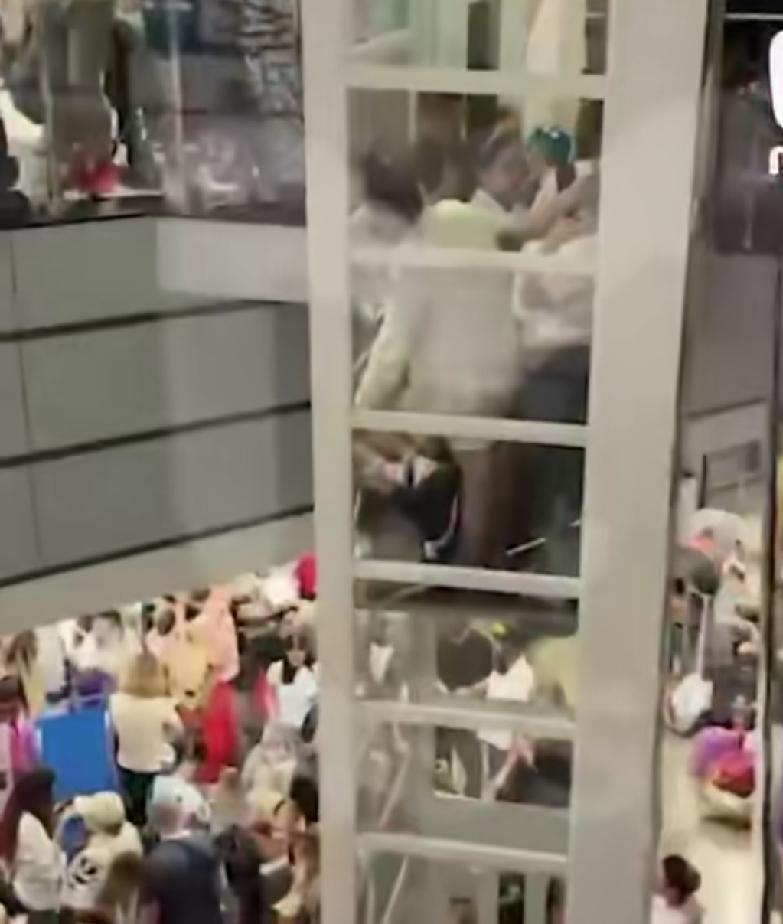 这一仗打了4年，本身就输了！乌克兰无人机袭击致使俄罗斯机场出现混乱，数千名游客滞