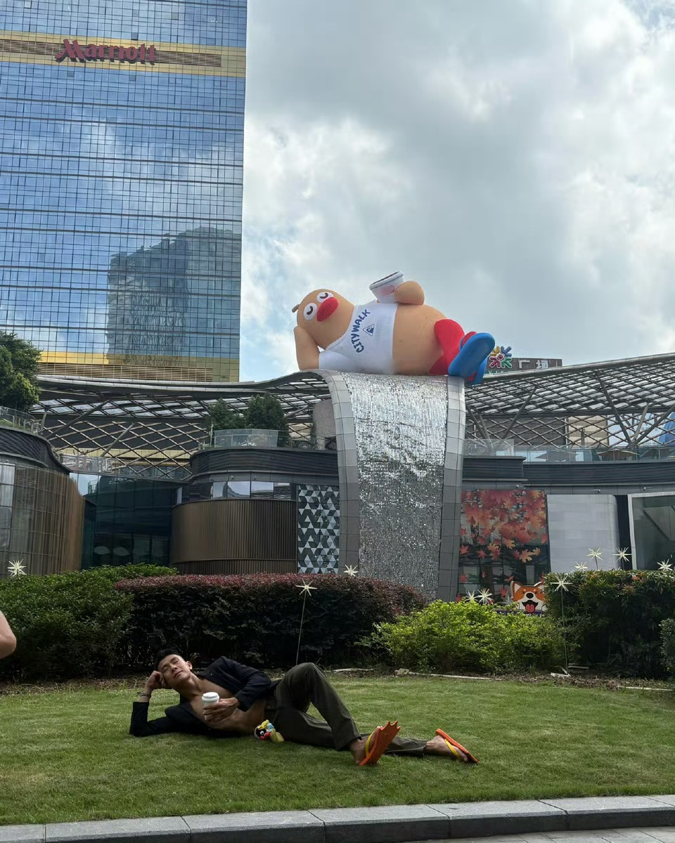 坐在工位看不得这么悠闲的鸭 这才是真正的都市显眼包！巨型躺平鸭在天环悠闲喝咖啡，