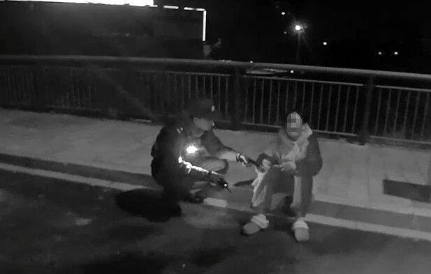 【购物袋变临时急救面罩 龙湾民警机智化解女子碱中毒险情】近日，寒意笼罩龙湾区永中