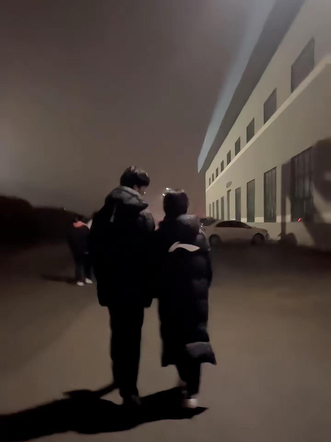 那年晚自习放学一起走的并肩 还会有吗