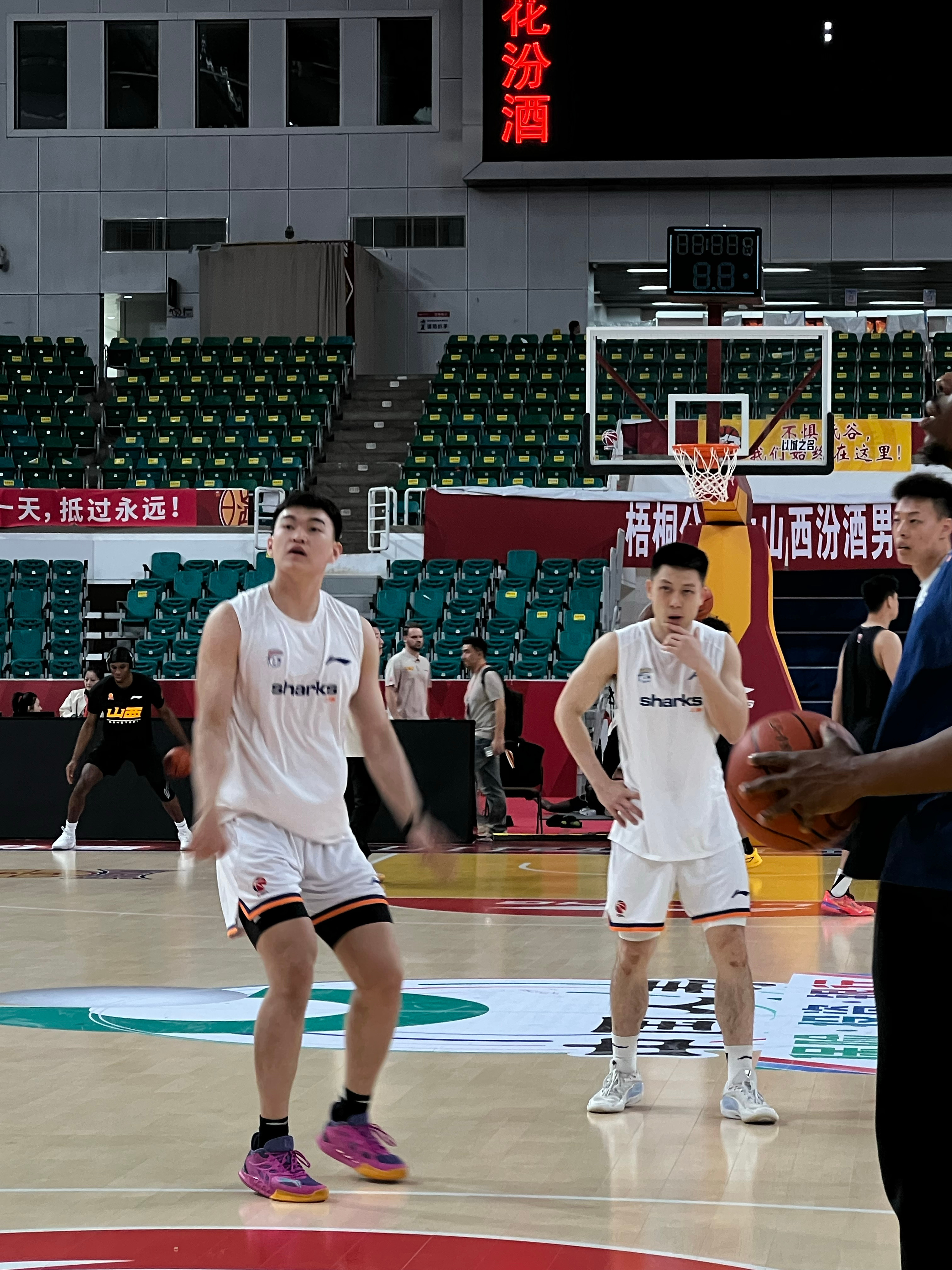 刘铮、偰李永炜休息袁堂文、刘李嘉进入大名单都有小伤病，袁堂文的脚踝也还没完全养好