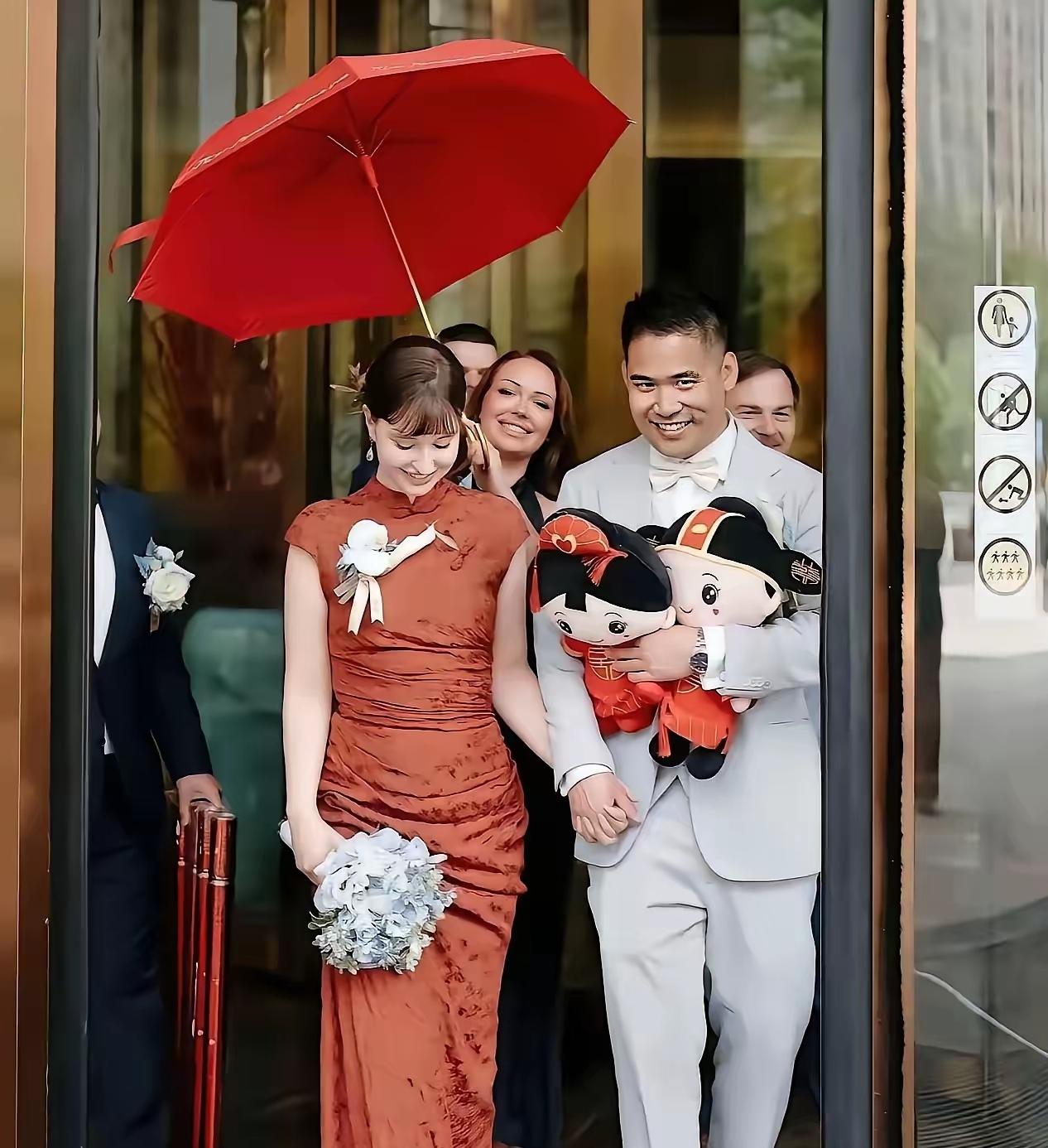 中国小伙娶波兰美女，跨国婚姻背后的文化碰撞与真实生活

这是一位中国男子被派驻到