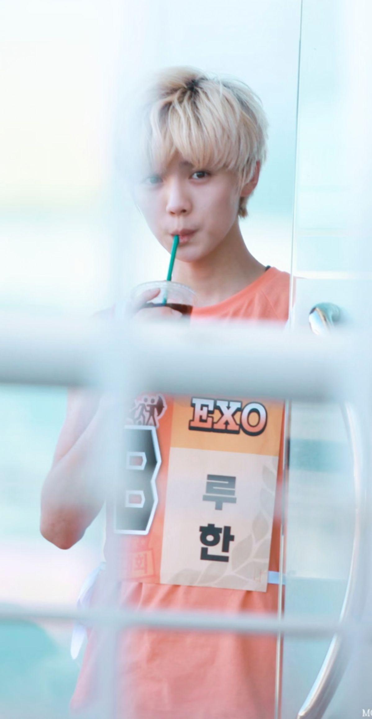 学长你太美好了 你睡觉时乱乱的头发 你说话时的嗓音 你站在栏杆旁清瘦的...