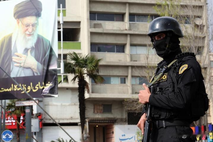 伊朗“叛国者”登场了！
4月16日，据伊朗法尔斯通讯社称，首都德黑兰发生两起爆炸