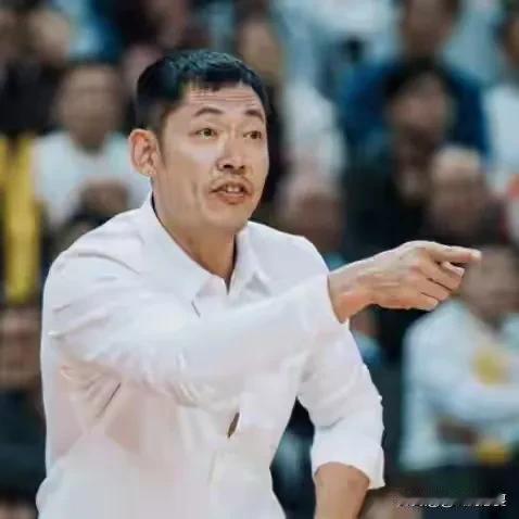 是张庆鹏下课，还是张帆转会？
北控主教练张庆鹏离下课不远了，但他似乎还在死鸡撑饭