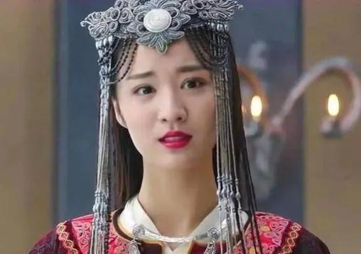 1047年，西夏太子宁令哥的大婚典礼上，老皇帝李元昊竟然看上了太子妃。皇后连忙劝