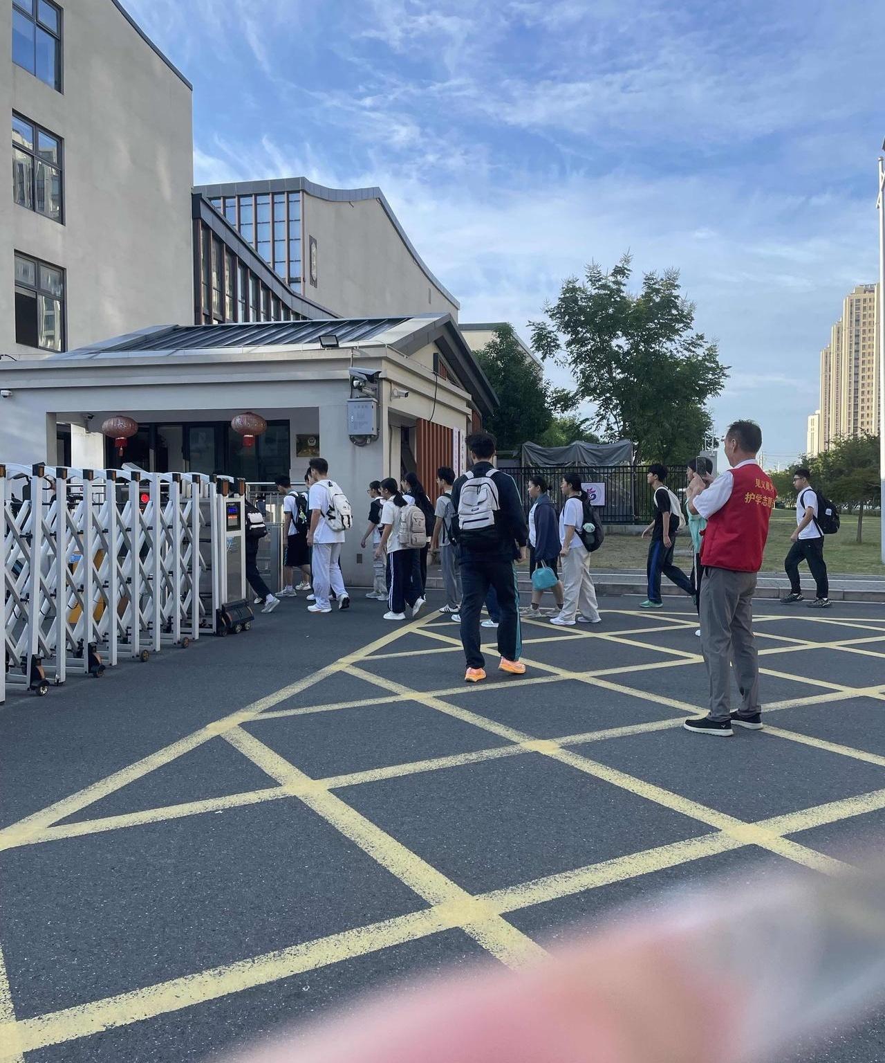 都说养娃是场修行，但你知道陪读高中生家长的家庭地位，能低到几厘米吗？简直比家里的