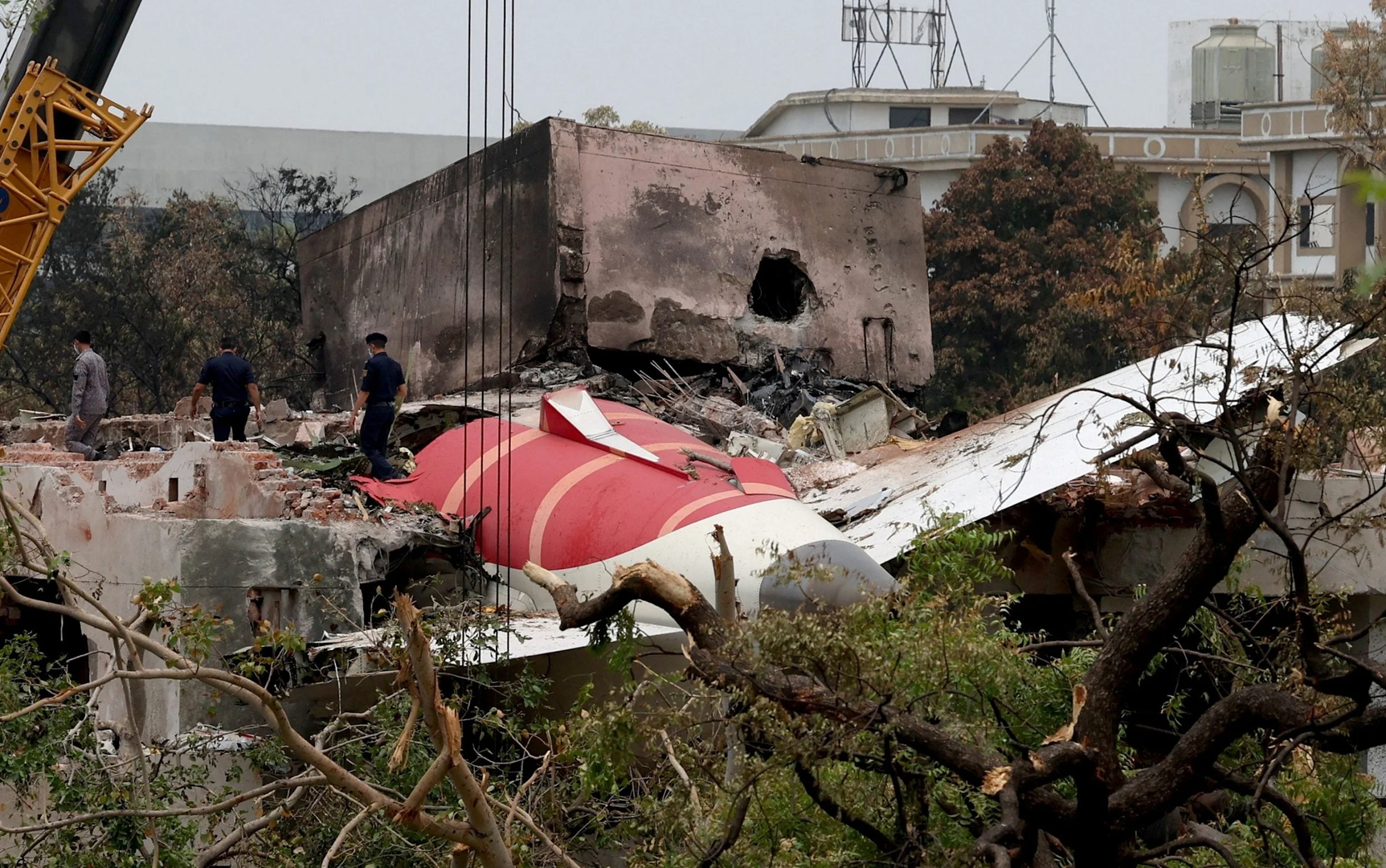#印航空难调查聚焦飞行员精神健康# 【#印航空难56岁机长成调查焦点#，调查人员