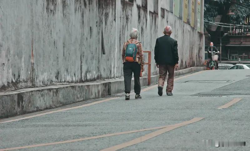 首先，老人是家庭历史的见证者。他们经历过风风雨雨，见证了家族的兴衰变迁，他们的故