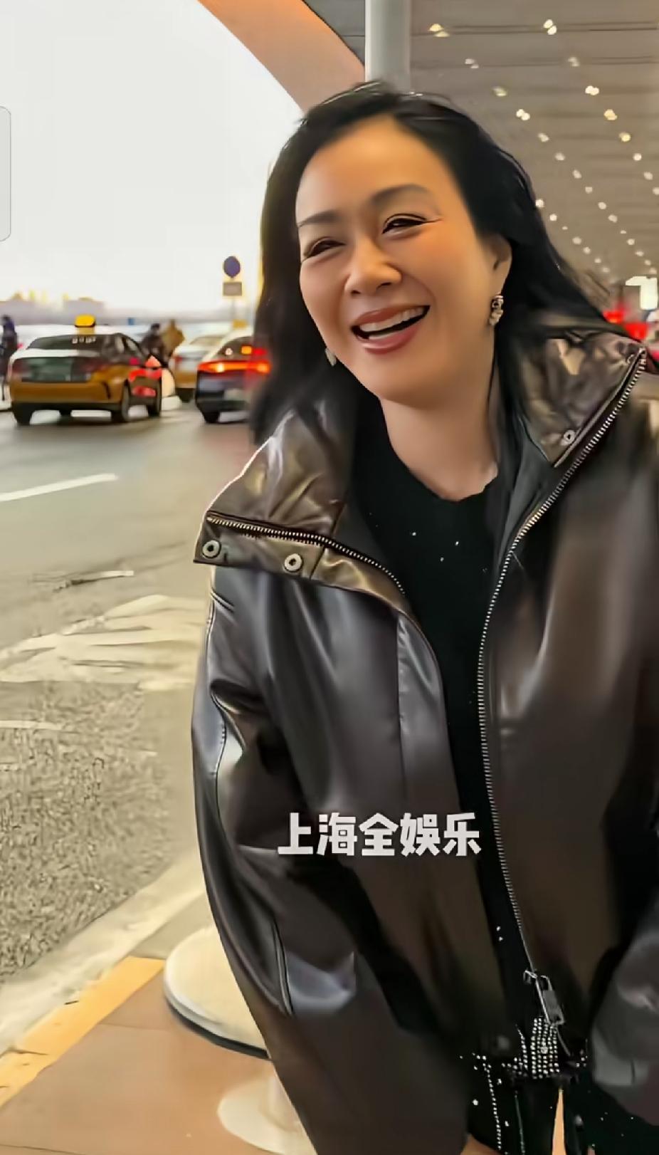 56的钟丽缇，微胖的身材，皮肤依旧光滑水嫩，一头披肩长发又黑又多，太抗老了。