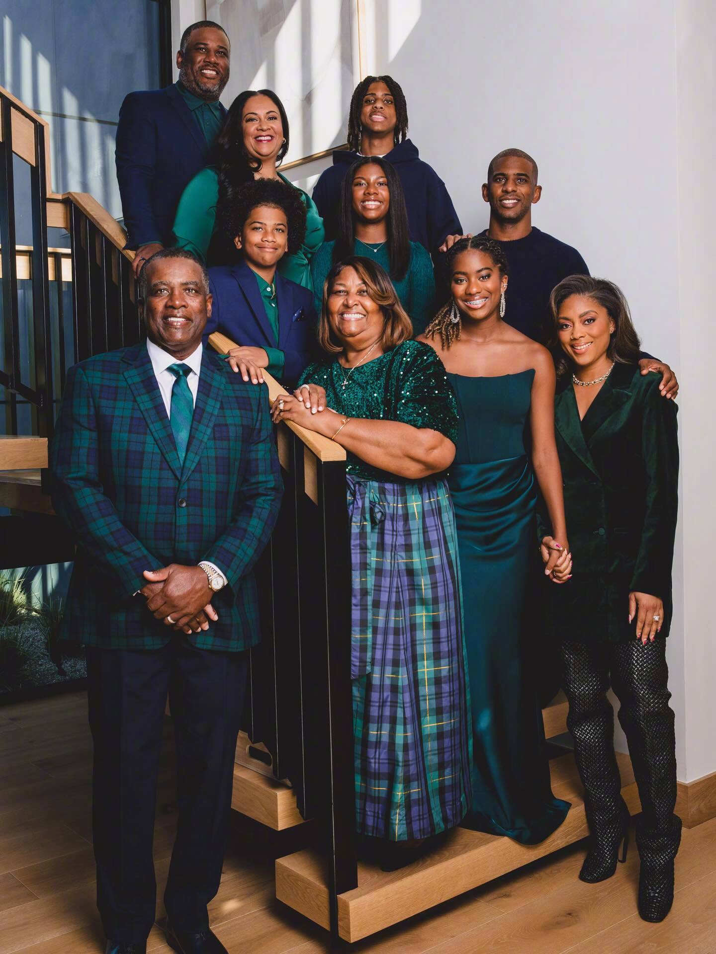 保罗家庭聚会，超过50人的大家庭。好基友韦德也参加了这个大聚会。 