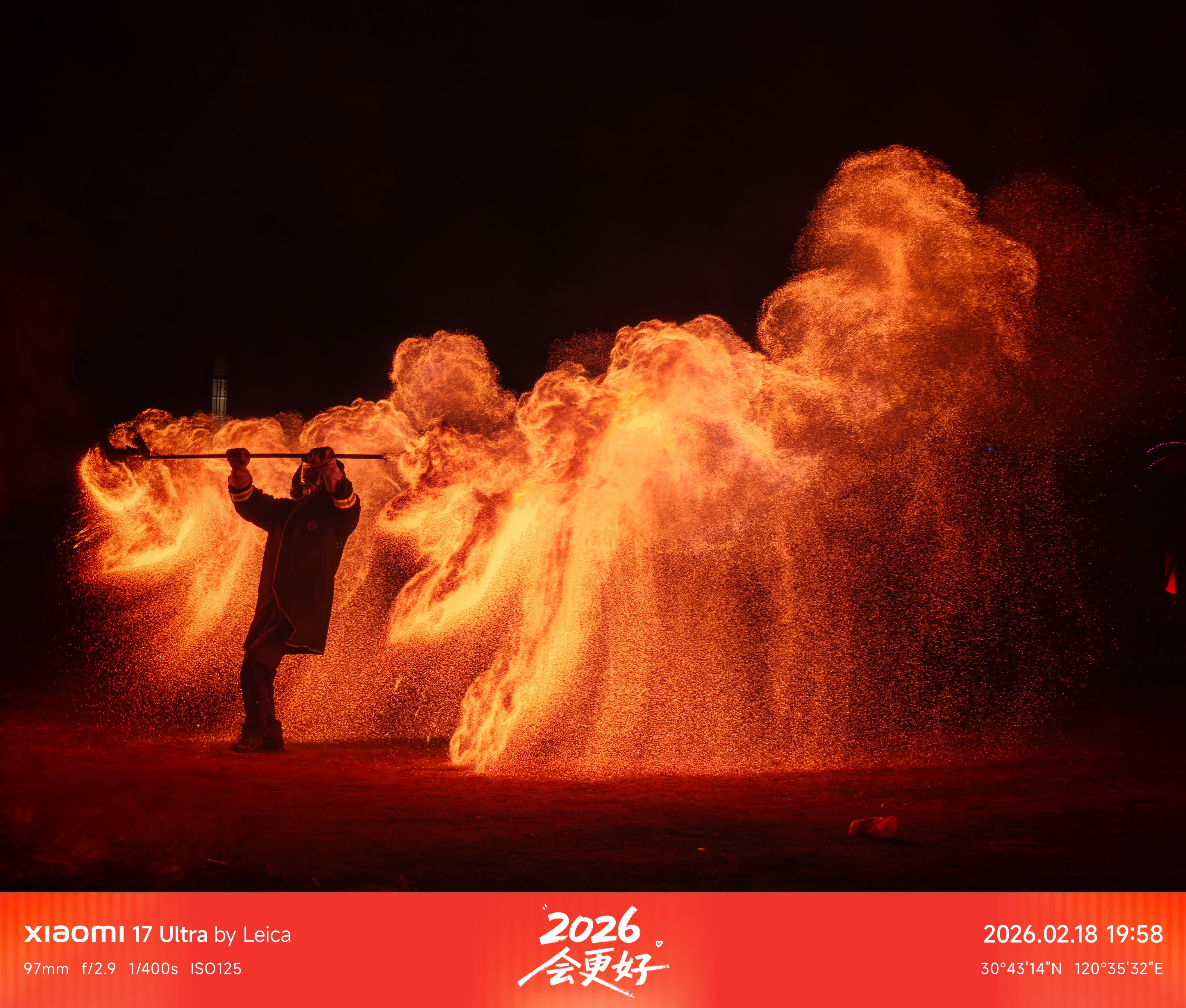 用小米17 Ultra 拍摄的打铁花和焰火 🔥暗光下的成像效果十分惊艳，春节期
