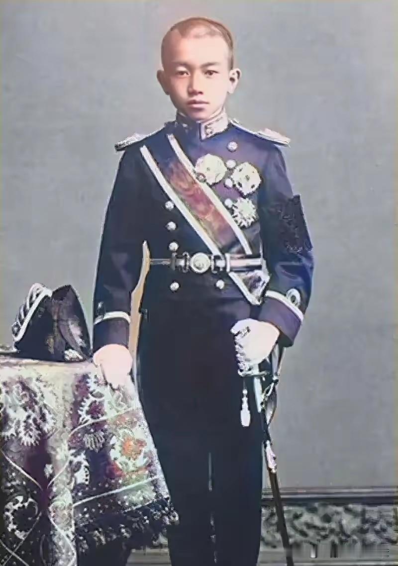 日本天皇家族，被自己定的“神血规矩”害了上千年。说白了就是只准近亲结婚，堂兄妹、