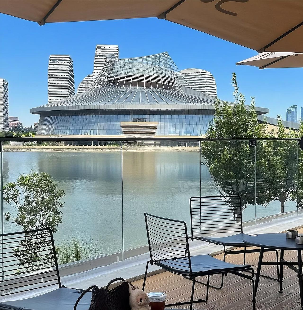 近日，河北一位30岁的已婚男士很是苦恼，他娶了一位爱索取的老婆，他很痛苦，不知这