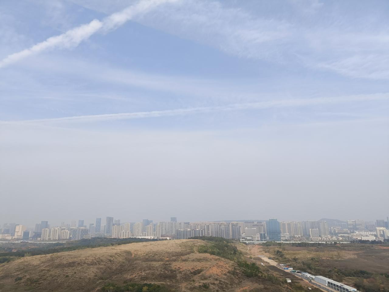 城外青山如黛，楼阁倚云开。