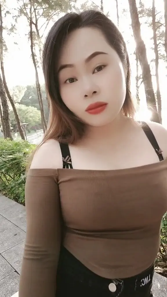 我来总结一下，卡里没钱，包包没钱，手机里没钱，一句话身无分文，脸上的皱...