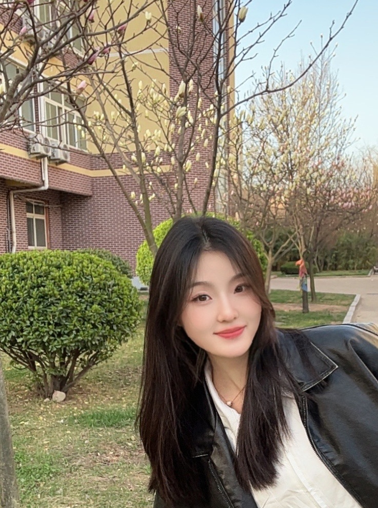 青岛终于也可以穿小外套啦～学校的玉兰和迎春都开啦🌺春天一来，暖阳洋洋的☺️不过
