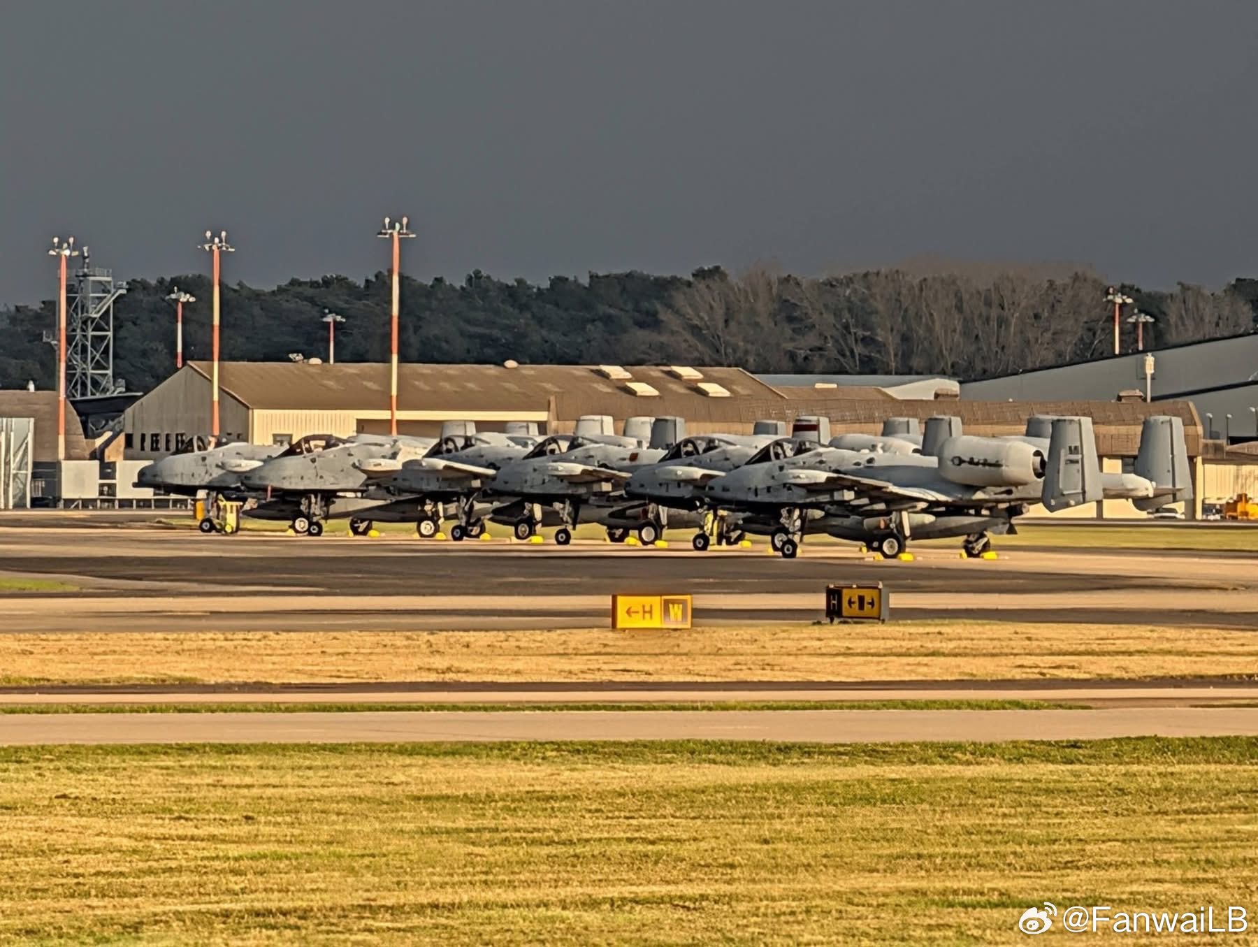 英国空军基地，美国特朗普总统的18架a10。正在去打卫队的途中。看来特朗普总统并