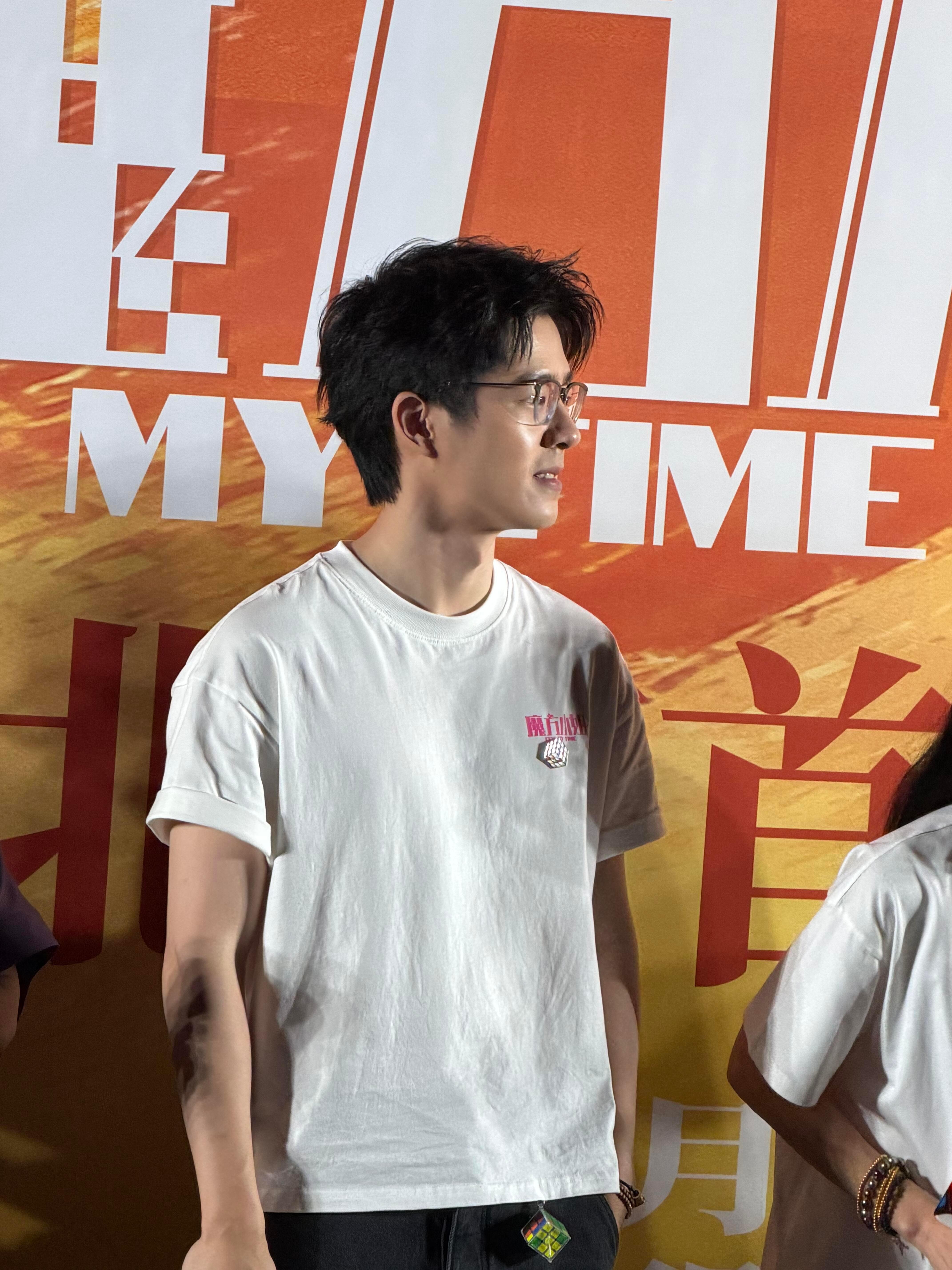 刘昊然i人搞宣传就这样刘昊然一秒接受地推设定 谁懂扫完传单弹出视频那一刻的惊喜！