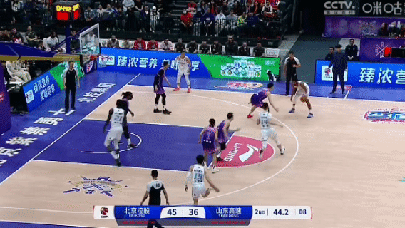 沈梓捷刚刚防守端存在感很足，进攻端也好几次吃饼，他半场得到10分，全场第二高仅次