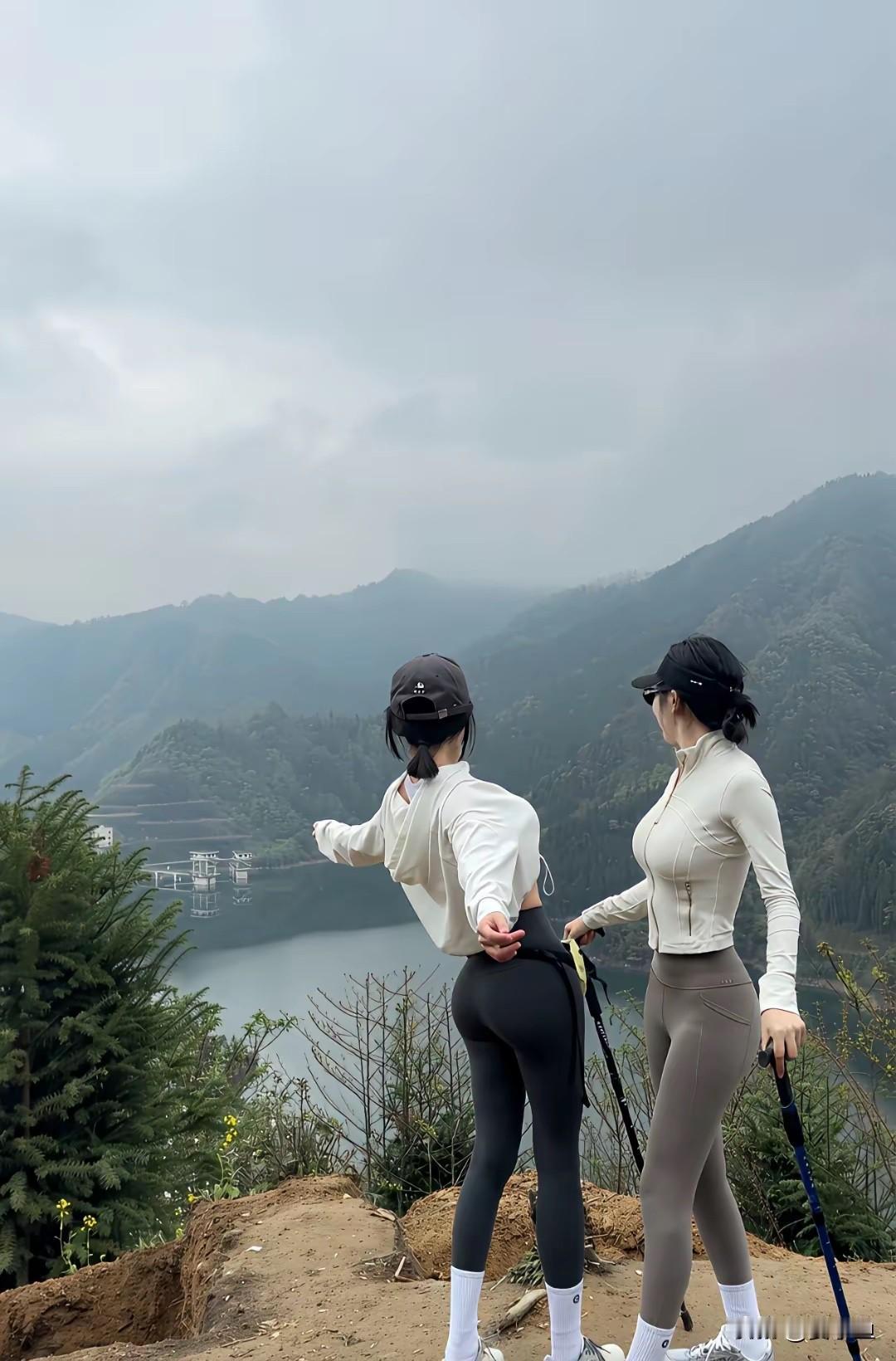 一个人最高级的修行，我觉得是做减法和时刻觉照。
现在的我们总被“加法”推着走，不