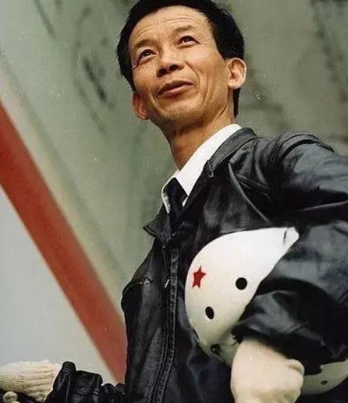 1996年，一场看似普通的交付晚宴上，邹延龄端着酒杯，心里却并不轻松。他是中国运