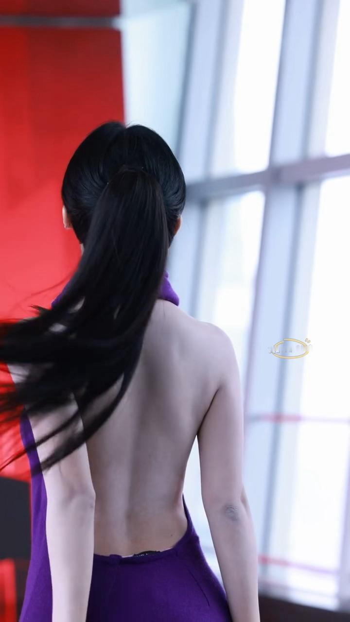 包上恩这背不拔罐可惜了 天呐内娱好久没见过如此美背了，这个包包美成啥了，羡慕嫉妒