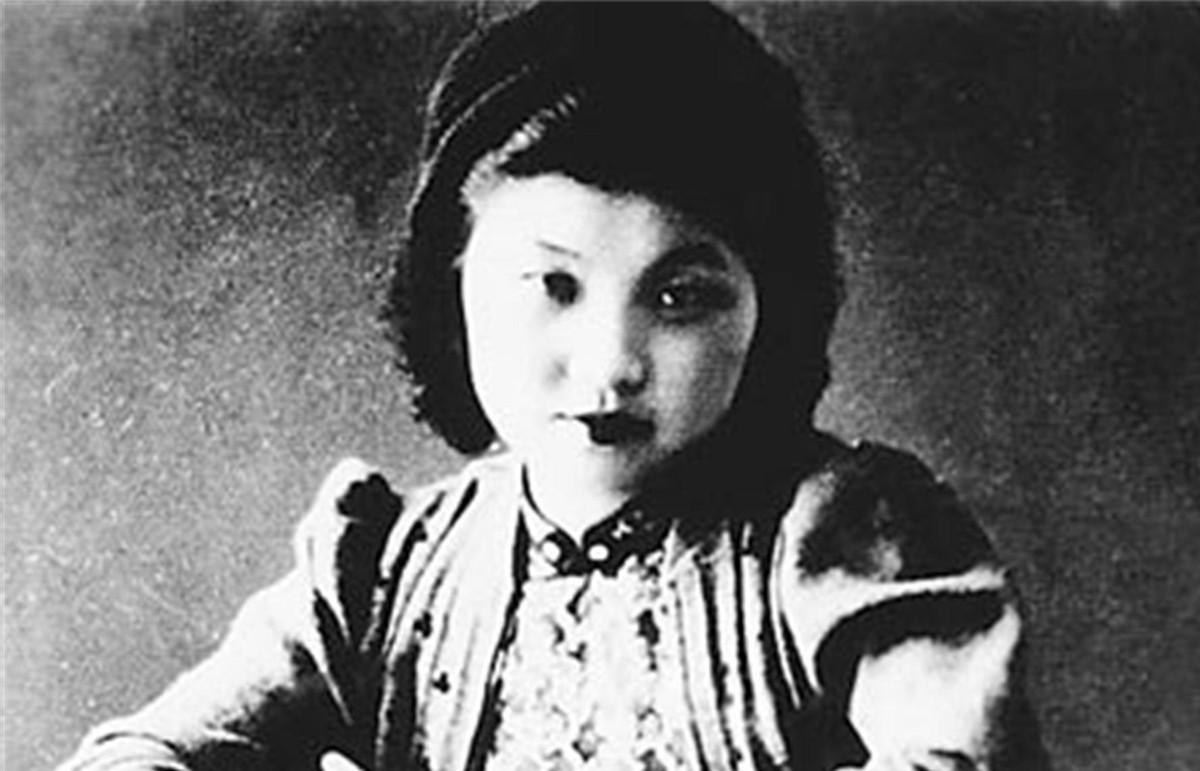 蒋经国临终时低声重复呼唤一个人名字，这个神秘身份到底是谁呢？
1938年仲夏，赣