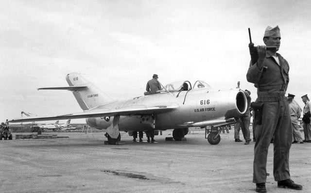 1953年，年仅21岁的朝鲜飞行员，开着当时世界上最先进的战机投诚美国，并获得1