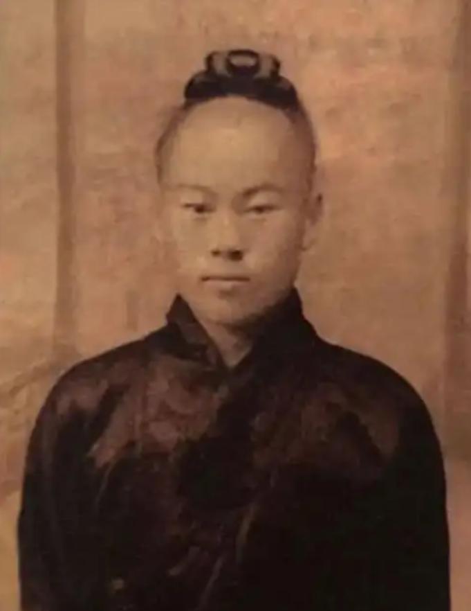 1938年，道士毕云路过日军哨卡时，因为没有向日军鞠躬，被打得半死。几天后，他从