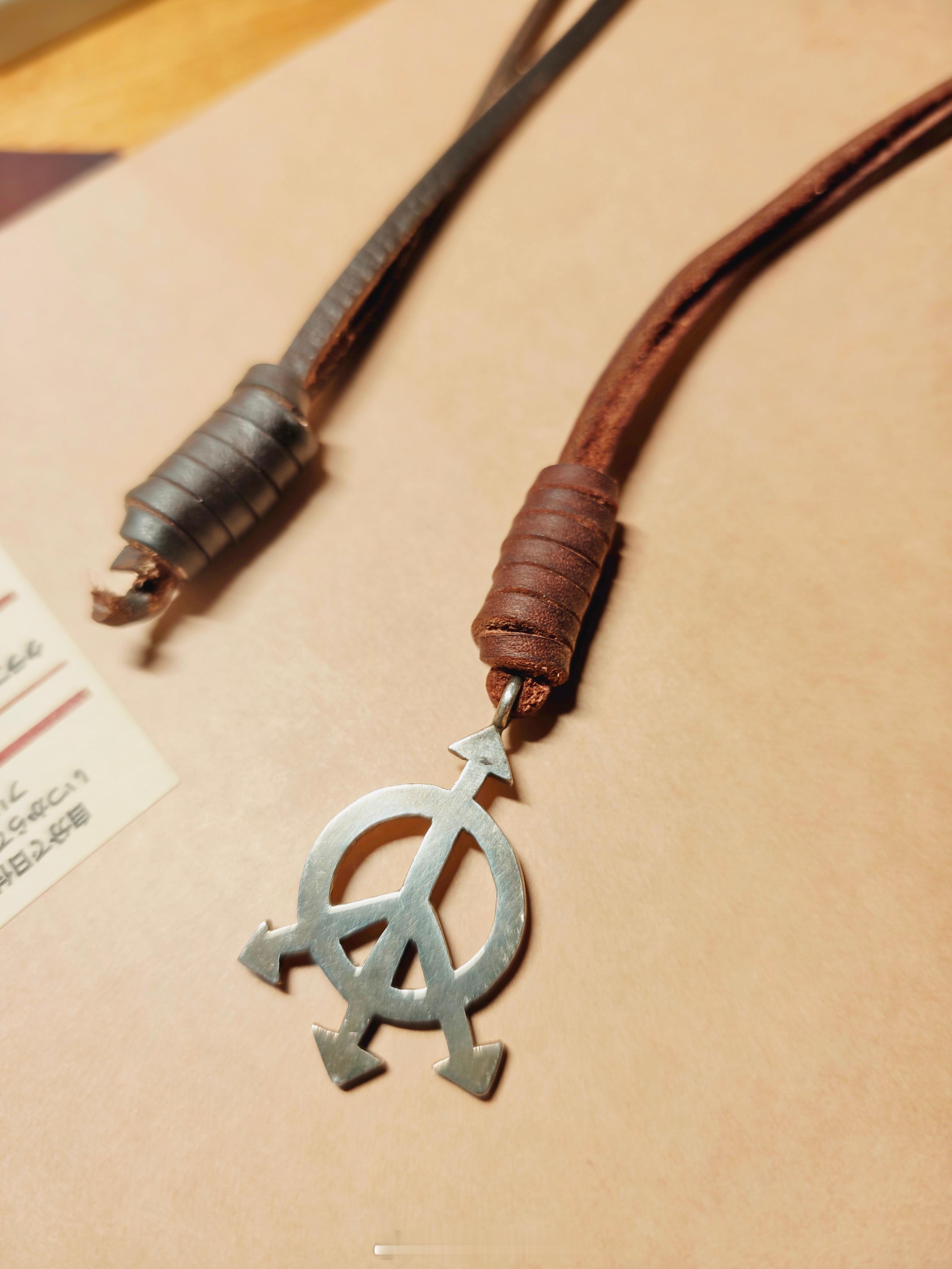 这次戴了8年，皮绳又断了，打了新的飞影结。上次给和平男孩打飞影结就是在重庆，20