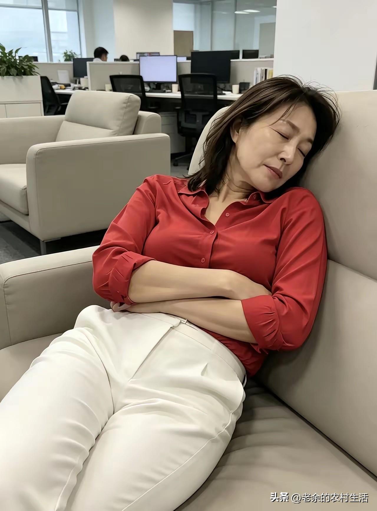 人美不美漂不漂亮
并不在于老不老
老了有韵味的女人
更加受男人的青睐
大家一定要