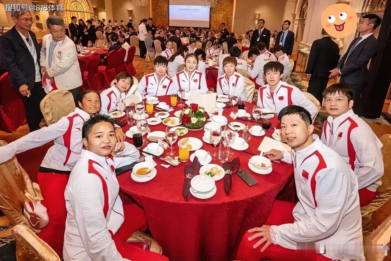 这一桌，真的是“神仙打架”级别的配置，全是巴黎奥运会的冠军/奖牌得主，随便一个拎