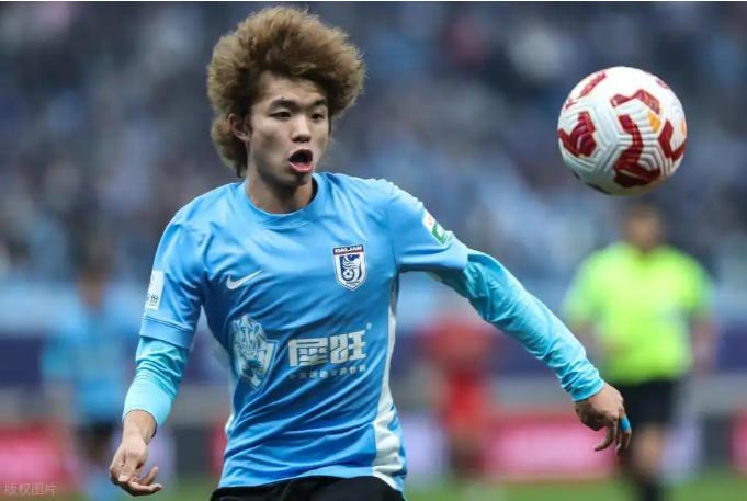 一条龙破门，一个比一个漂亮！ ⚽
吕焯毅，边路拿球，加速、变向、再加速，一个人过