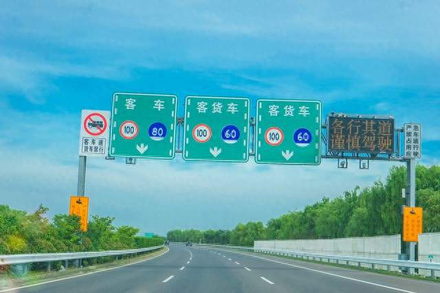 别等上高速才后悔！10月1日高速新规落地，私家车、货车都受影响