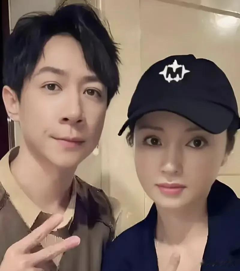 其实董璇和张维伊这一对哪怕是剧本，女孩子们当镜子看也挺好的，因为我们可以清晰地看