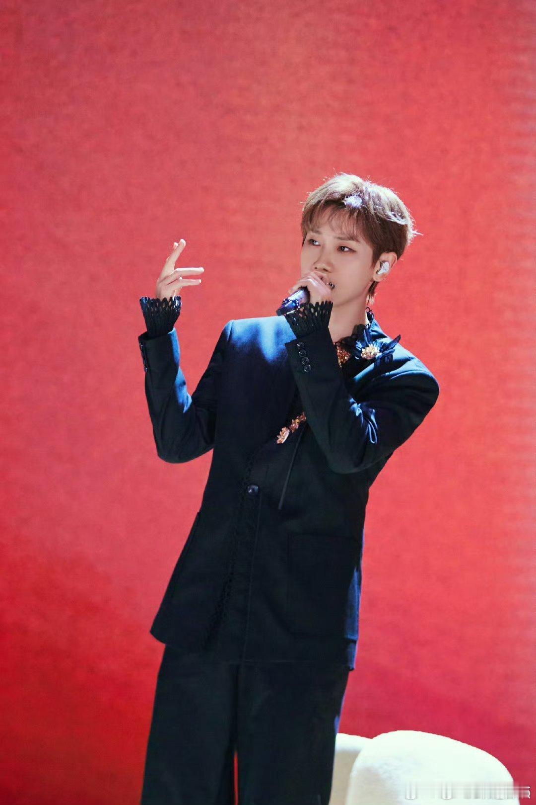 汪苏泷撞脸沈腾表情包救命！看到汪苏泷这张图，我脑子里自动弹出沈腾的表情包 声生不