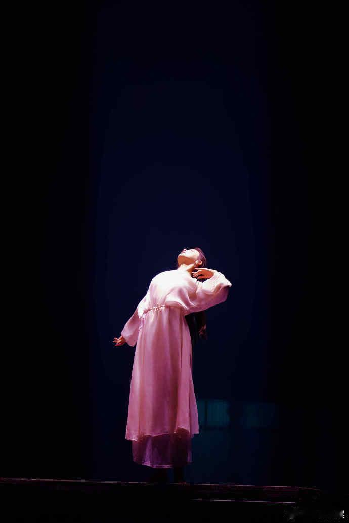 姜贞羽跨年舞台另类浮香本人吧  从姜贞羽的跨年舞台，能真切感受到她对角色的深刻理