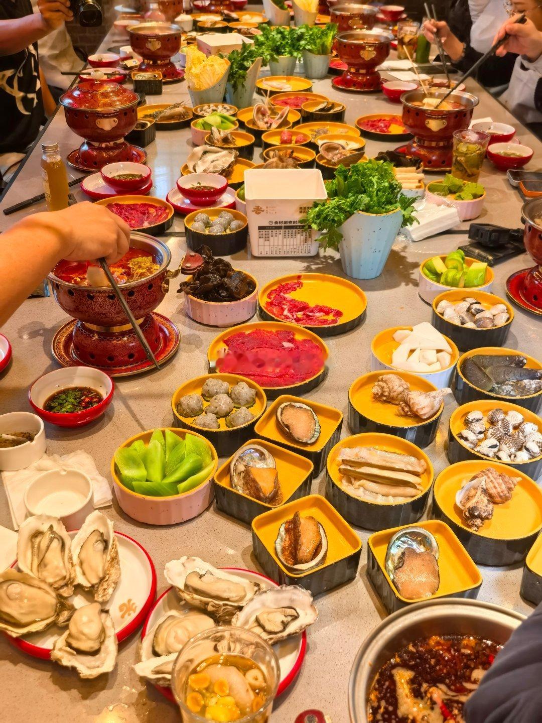 成都的火锅已经这么卷了吗？，人均150！高压锅生蚝1.98元一锅！品质杠杠的！出
