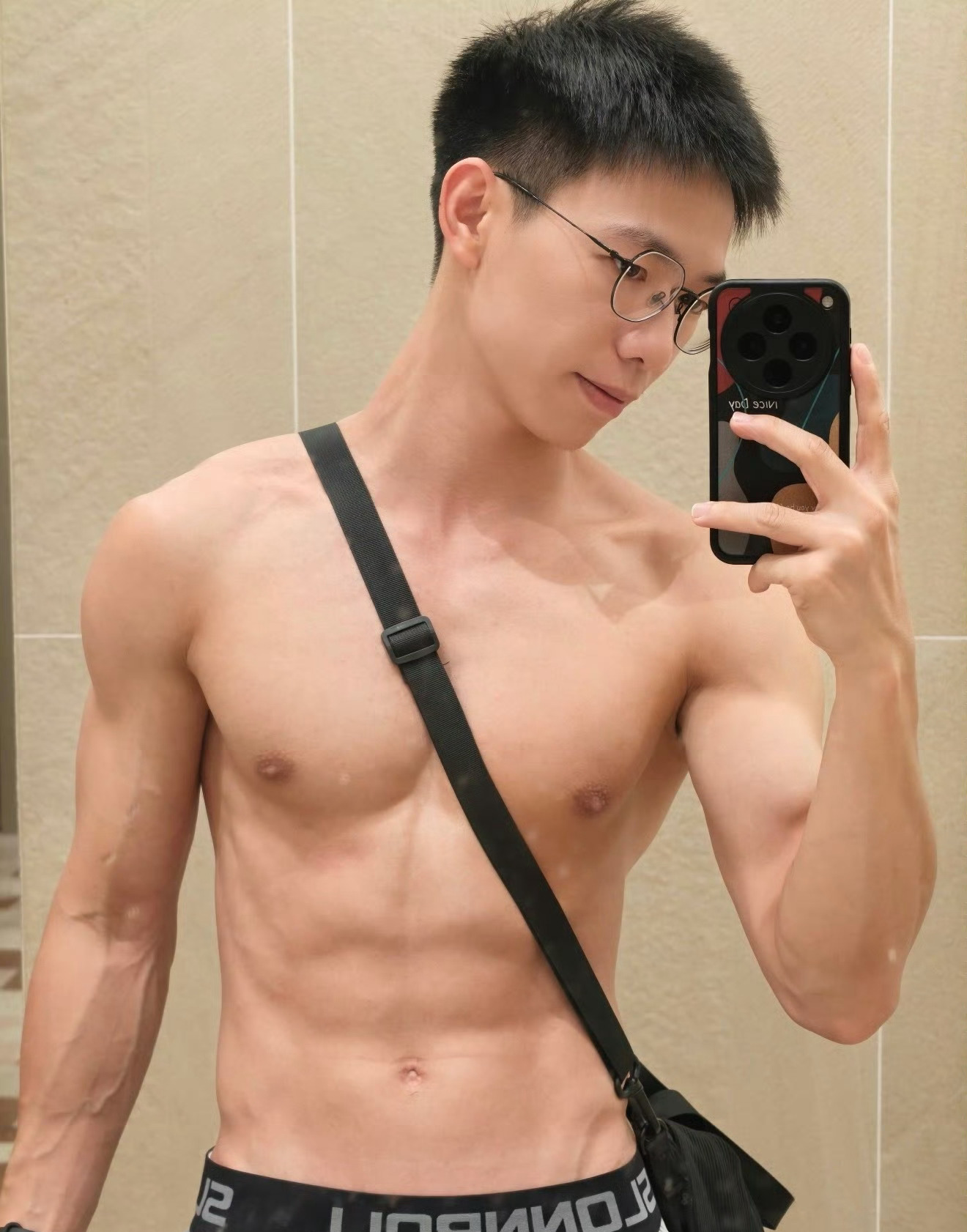 戴眼镜的都反差[doge]帅给力[超话] ​​​
