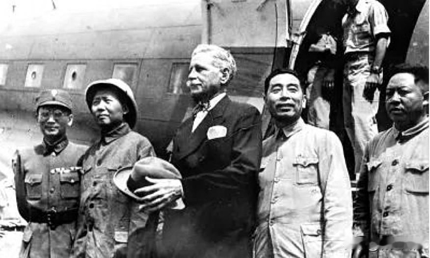 红军长征抵达陕北后，蒋介石并非不想继续追剿，而是多重现实因素让他难以实施。军事上