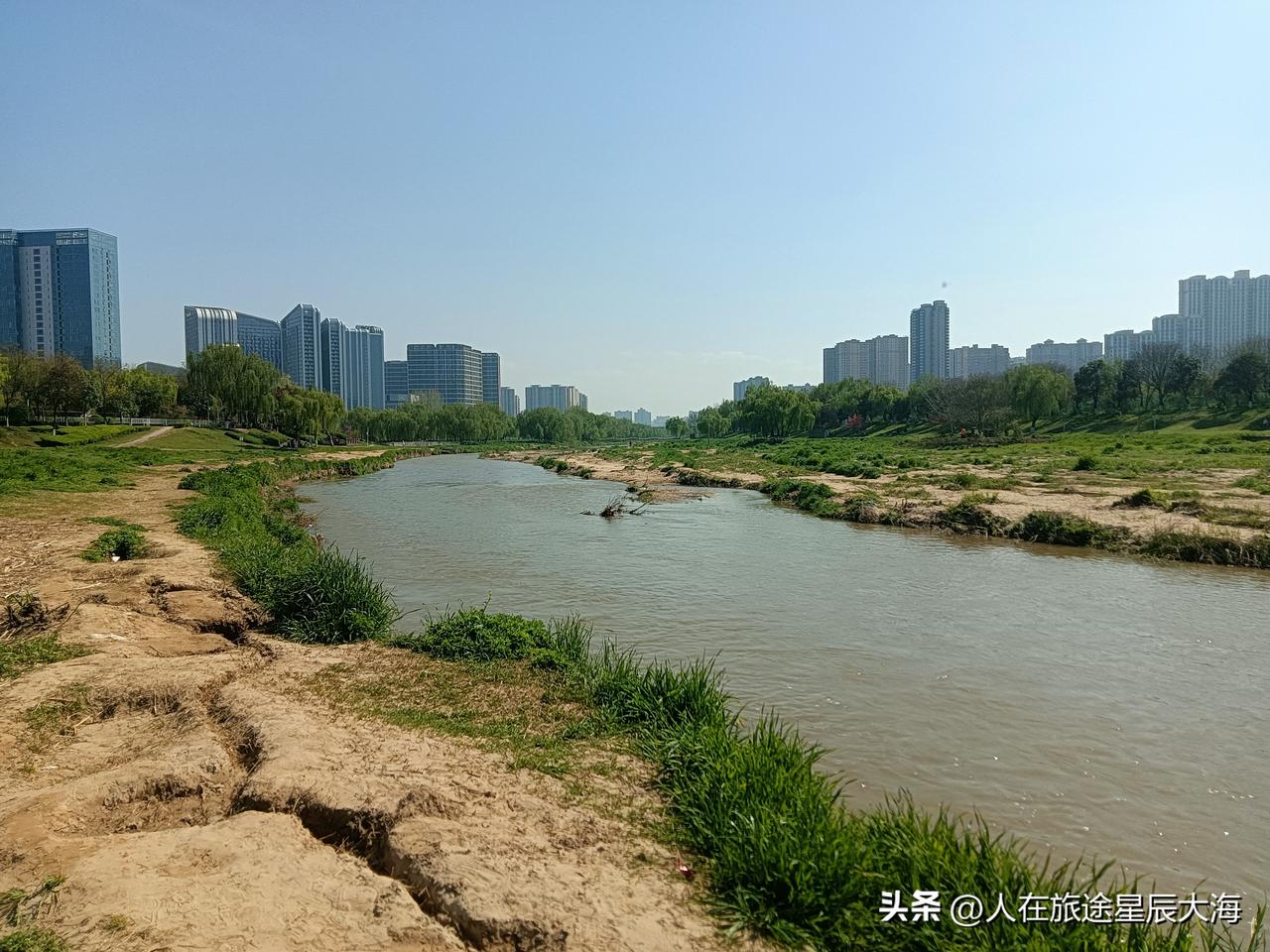 4月的第一天，我把踏青的脚步移到了浐灞桃花潭。今个儿下午的气温是陡然增高，“炙热