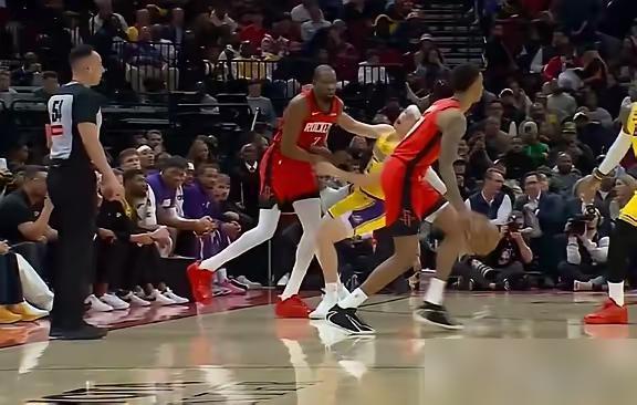 2亿巨星崩盘了！杜兰特推人后狂送7次失误，你敢信？
 
比赛第三节，里弗斯刚贴身