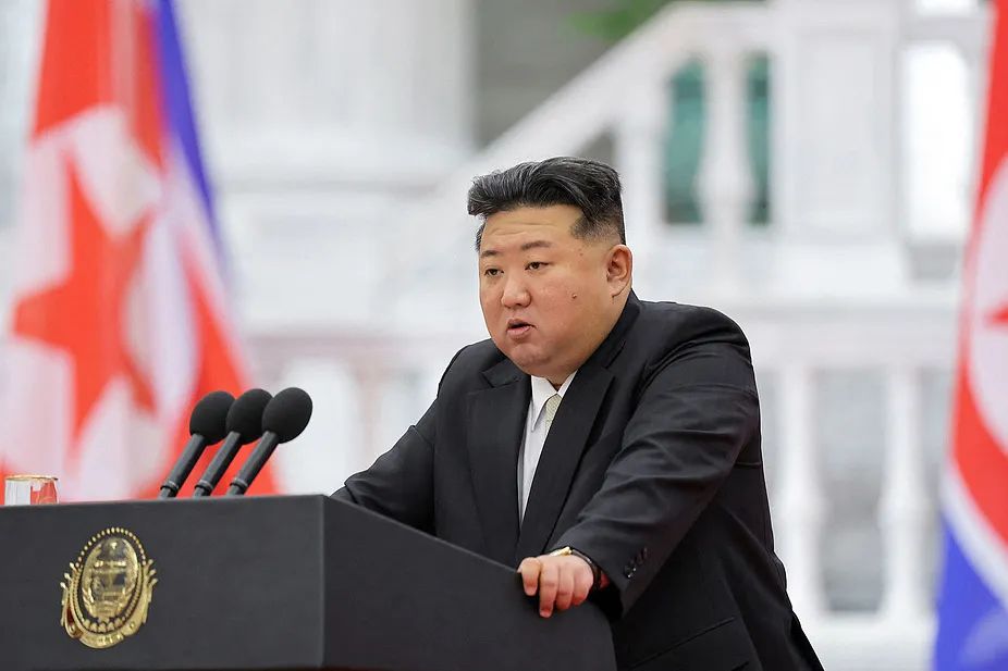 金正恩视察国防工业部门工作，要求军工企业加快扩大产能，进一步提升火炮武器装甲化、自动化