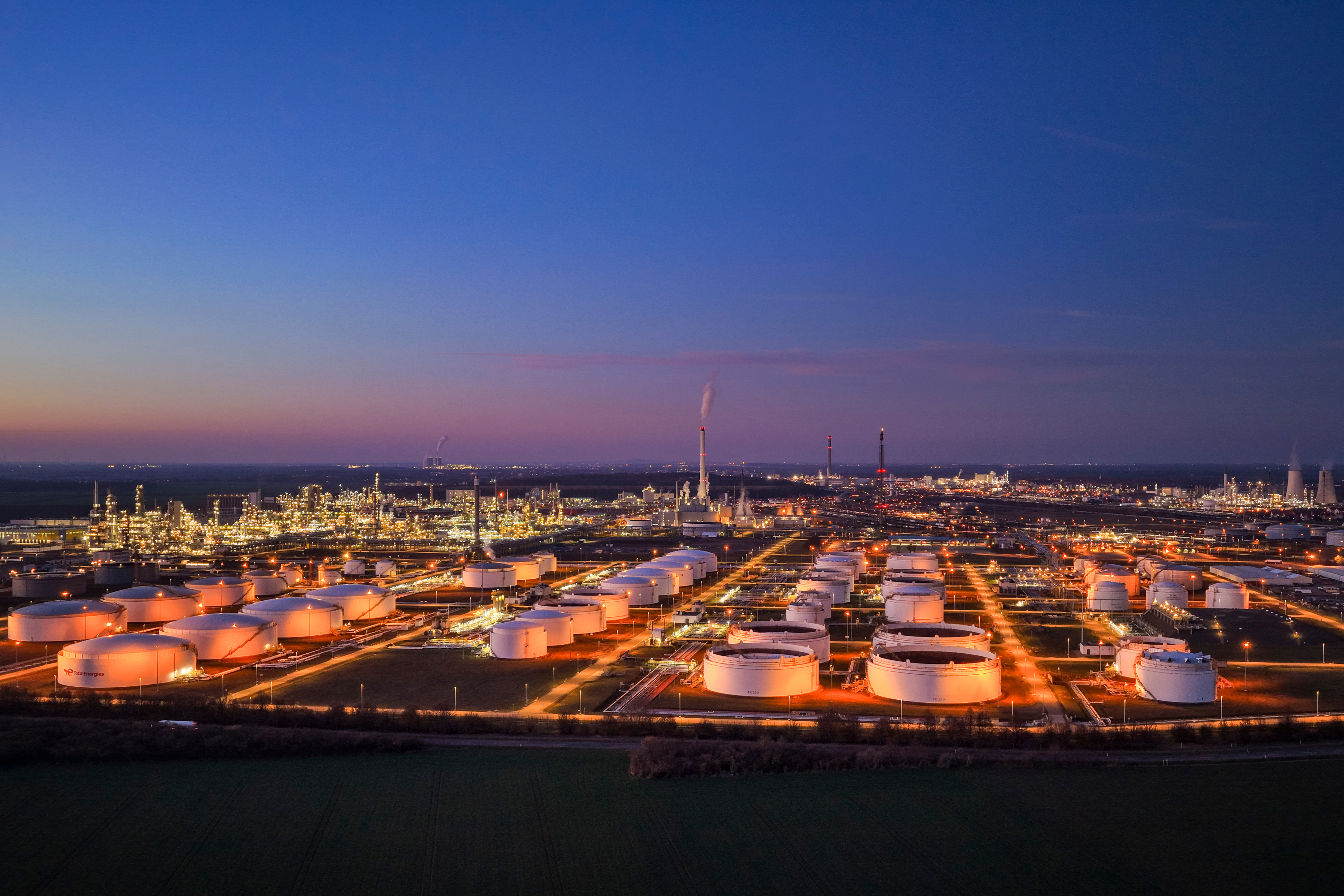 【#中东战火导致国际油价飙升#】据英国《金融时报》网站3月6日报道，受中东战局剧