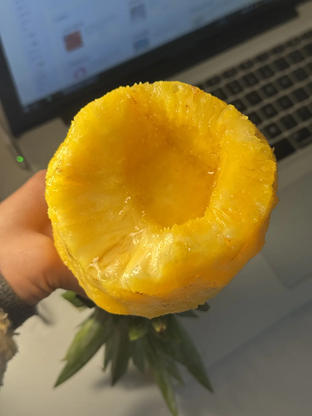 把凤梨挖成杯子，快乐直接翻倍！