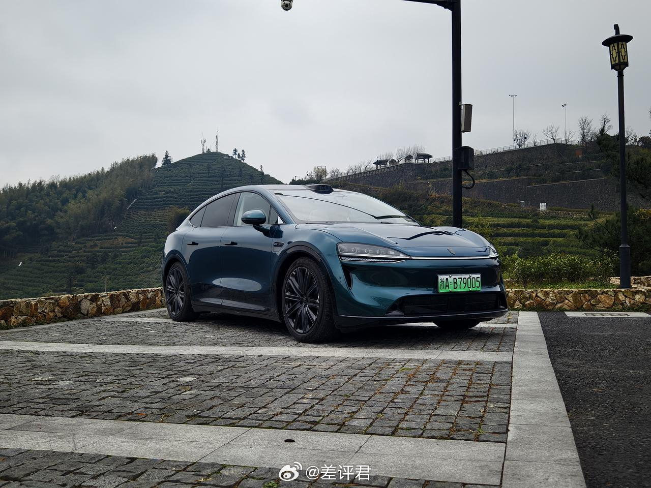 #差评说车# 家用SUV能跑山吗？这两天差评君开着智界R7跑了一下杭州的安顶山。